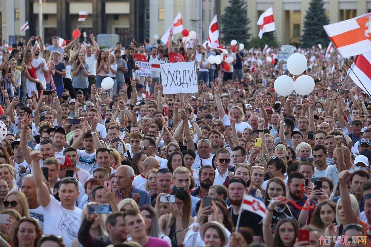 白罗斯大选争议引爆20万人上街抗争，要求总统卢卡申科下台。 （翻摄自推特@tutby）