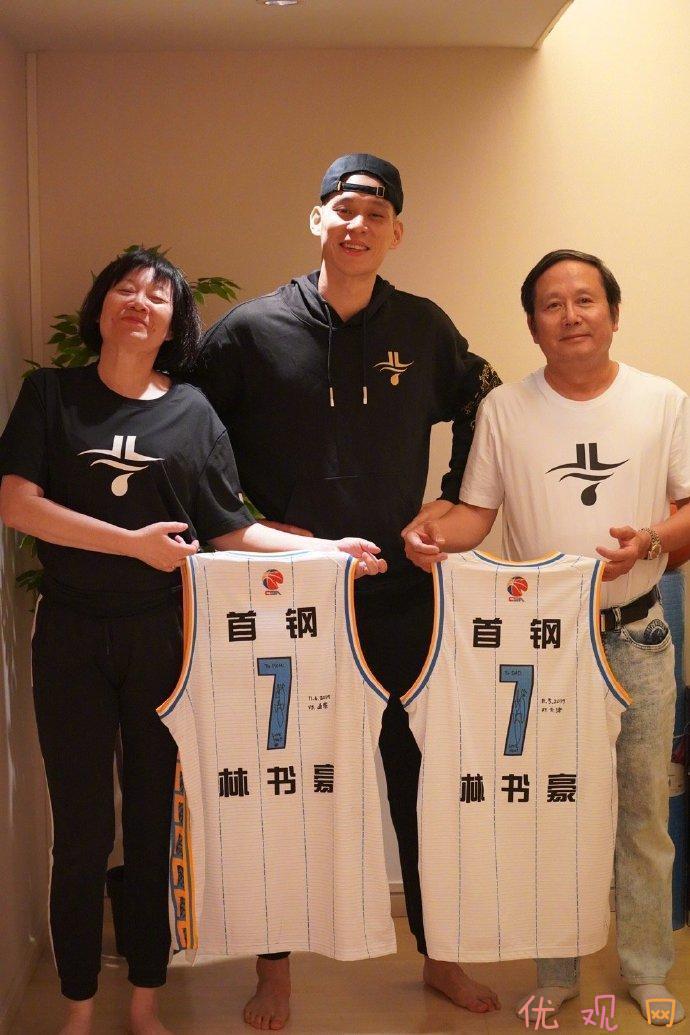 林书豪的父母皆来自台湾，他曾表示：「你可以称我为一个台裔篮球运动员、一个华裔或亚裔篮球运动员，或就是一个篮球运动员。」（翻摄自林书豪微博）