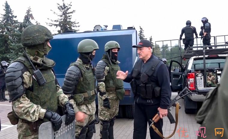 白俄罗斯国营电视台播出画面，显示总统卢卡申科持AK-47步枪，向镇暴警察表示感谢。 美联社