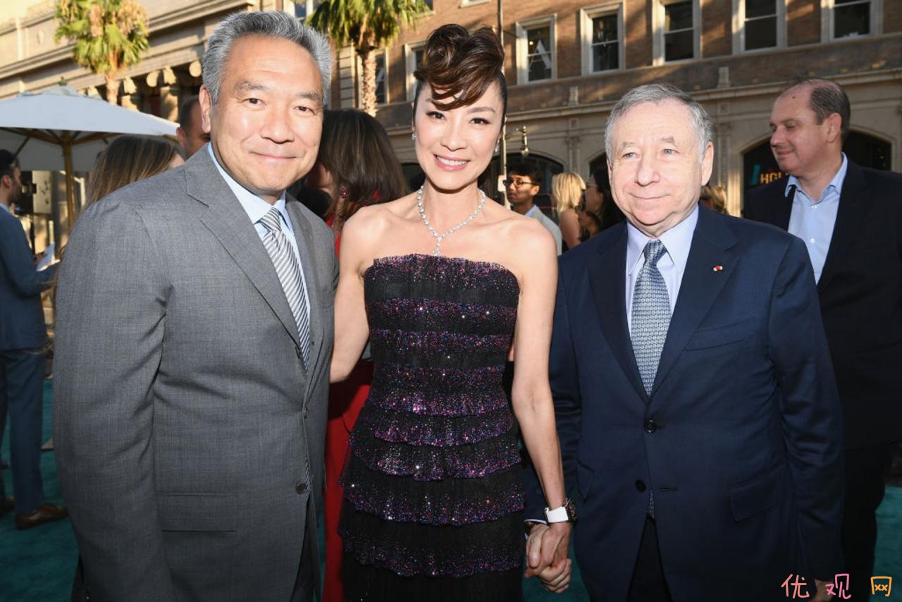 現年55歲日裔美籍華納兄弟電影前主席及行政總裁CEO Kevin Tsujihara（左一），去年被爆他與Charlotte Kirk的性醜聞，最後令男方要引咎下台。(GettyImages)