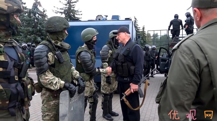 白俄罗斯国营电视台播出画面，显示总统卢卡申科持AK-47步枪，向镇暴警察表示感谢。 美联社