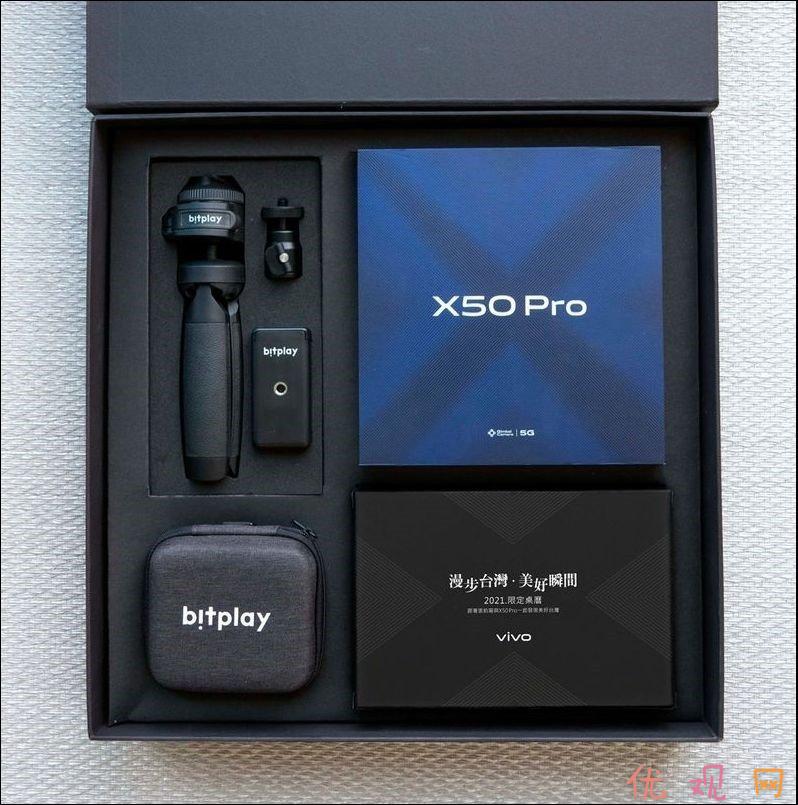 vivo X50 Pro专业摄影组内含bitplay多角度双用脚架、bitplay AllClip Mini组合标准超广角微距镜头和2021限定桌历。